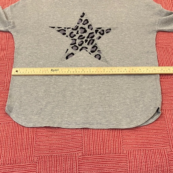 Renuar (Montreal) women’s size small Gray Knit Top with star - Picture 7 of 14